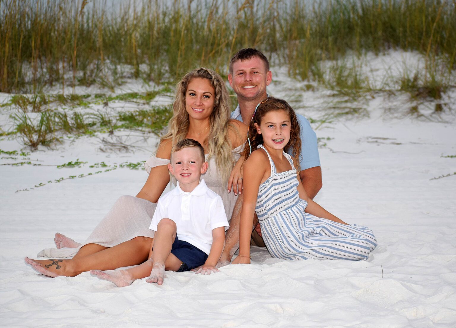6 Best Color Palettes and 7 Creative Ideas for Family Beach Pictures